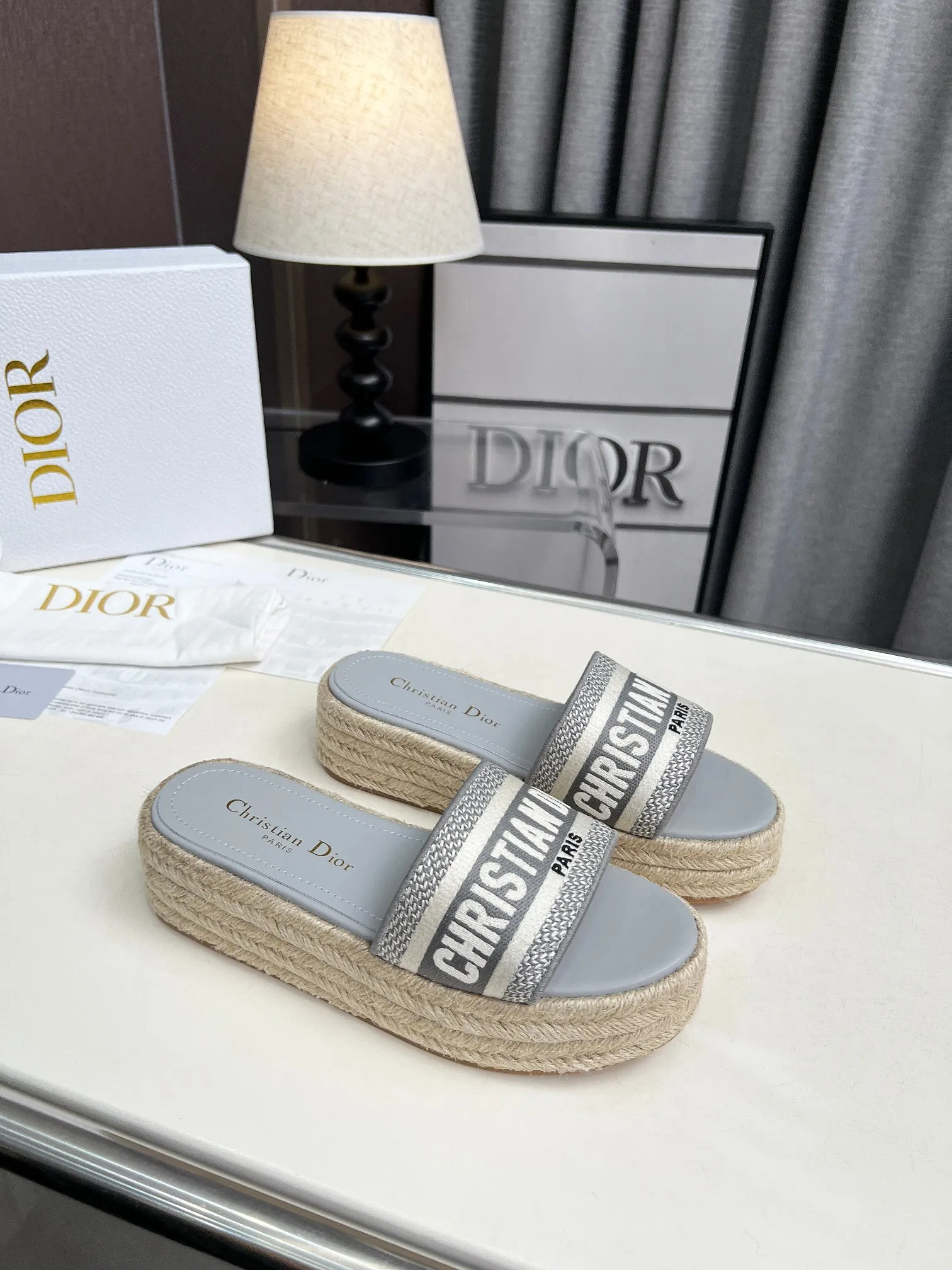 👟👟Ex-factory price 420👟👟 Dior's new spring and summer IVIETA DWAY jelly-colored flat-soled one-slip women's shoes with CD letter logo three-dimensional embroidery thick-soled round-toe open-toe slippers. The original version is developed to be the top version on the market. It feels soft and delicate on the feet and is extremely comfortable. Material: Upper imported raffia electric embroidery high-temperature water-soluble cotton technical fabric + water-dyed cowhide foot pad lining + original consistent combination outsole Outsole: original outsole Size: 35-42 (40.41.42 custom-made, non-refundable and non-exchangeable)